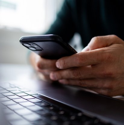 Smartphone-Laptop Smartphone in Benutzung