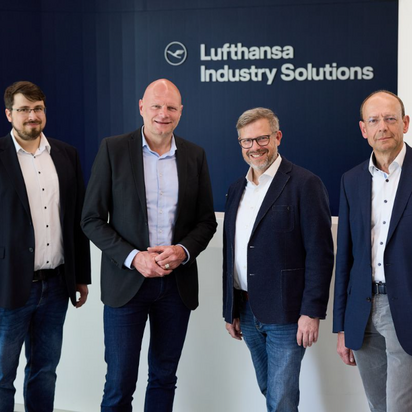 Mitarbeitende-TÜVIT-LHIND Mitarbeitende Von TÜVIT und LHIND posieren gemeinsam.