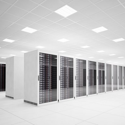 Reihen mit schwarz-weißen Server-Racks in einem Rechenzentrum. | TÜVIT Reihen mit schwarz-weißen Server-Racks in einem Rechenzentrum. | TÜVIT