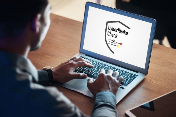 CyberRisikoCheck_BSI_Logo Laptop mit Logo vom CyberRisikoCheck