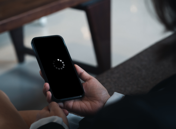 Smartphone-Update-Ladesymbol Smartphone mit Update-Symbol auf dem Display.