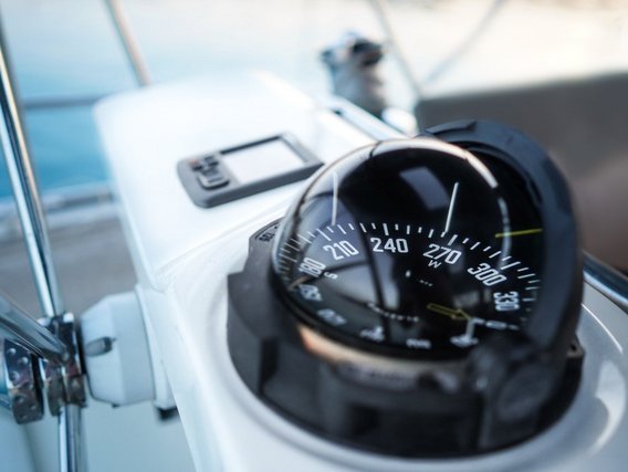 Kompass auf Segelboot Kompass auf Segelboot