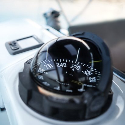 Kompass auf Segelboot Kompass auf Segelboot