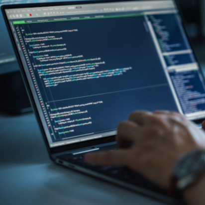 Laptopbildschirm Eine Person schreibt etwas an einem Laptop