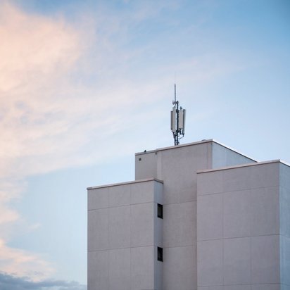 Antenne auf einem flachen Hausdach Antenne auf einem flachen Hausdach