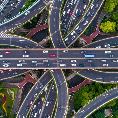 Autobahnkreuz-Autos-Verkehr Autobahnkreuz mit vielen Fahrzeugen von oben fotografiert.