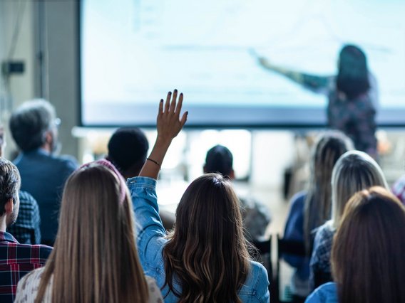 Mitarbeitende bei einem Vortrag Mitarbeitende bei einem Vortrag