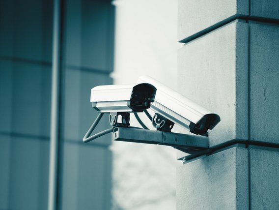 Zwei Überwachungskameras Zwei Überwachungskameras