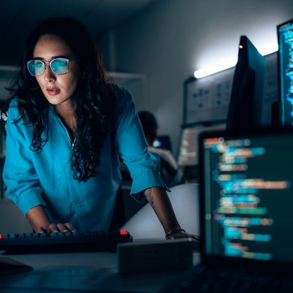 IT-Code-Monitore-Mitarbeiterin Frau in IT Umgebung