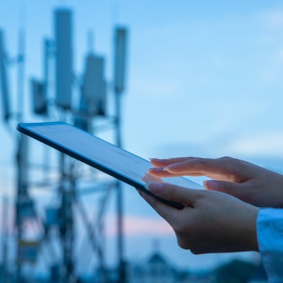 Funktmast-Tablet Tablet mit Funktmast im Hintergrund.