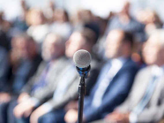 Mikrofon vor Veranstaltungsteilnehmenden Mikrofon vor Veranstaltungsteilnehmenden