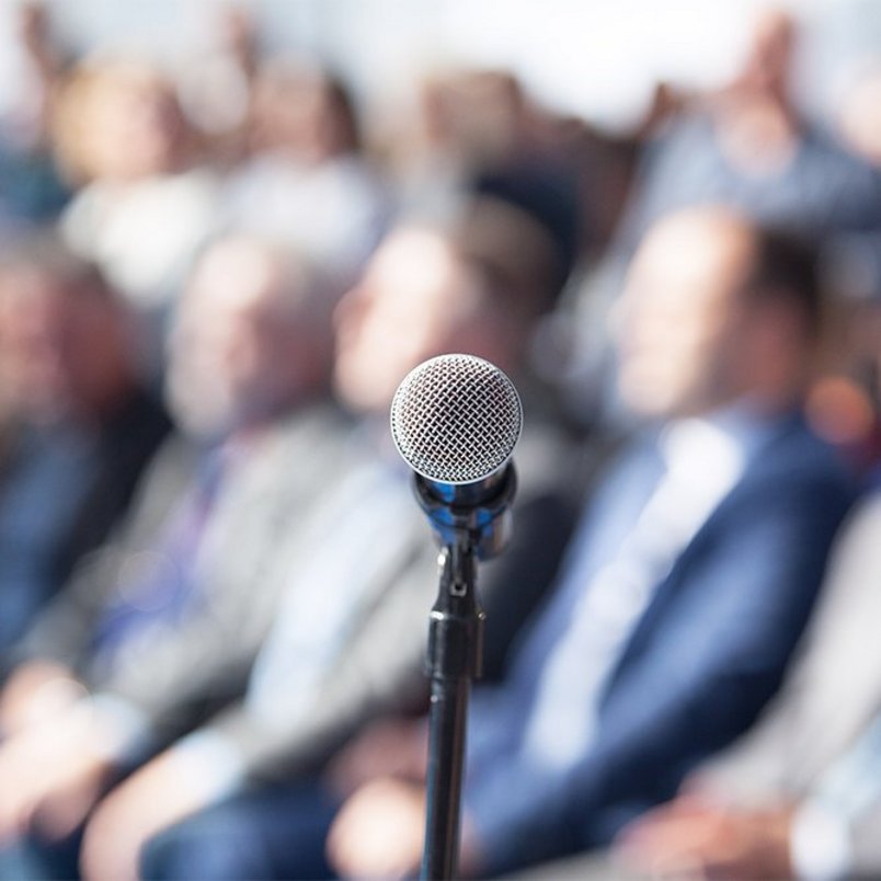Mikrofon vor Veranstaltungsteilnehmenden Mikrofon vor Veranstaltungsteilnehmenden